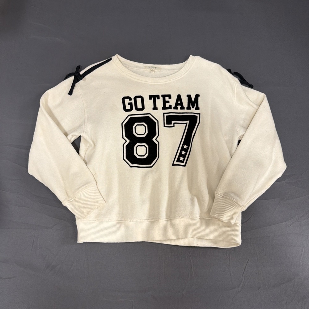 cream-colored crewneck sweatshirt featuring a black "GO TEAM 87 Medium
